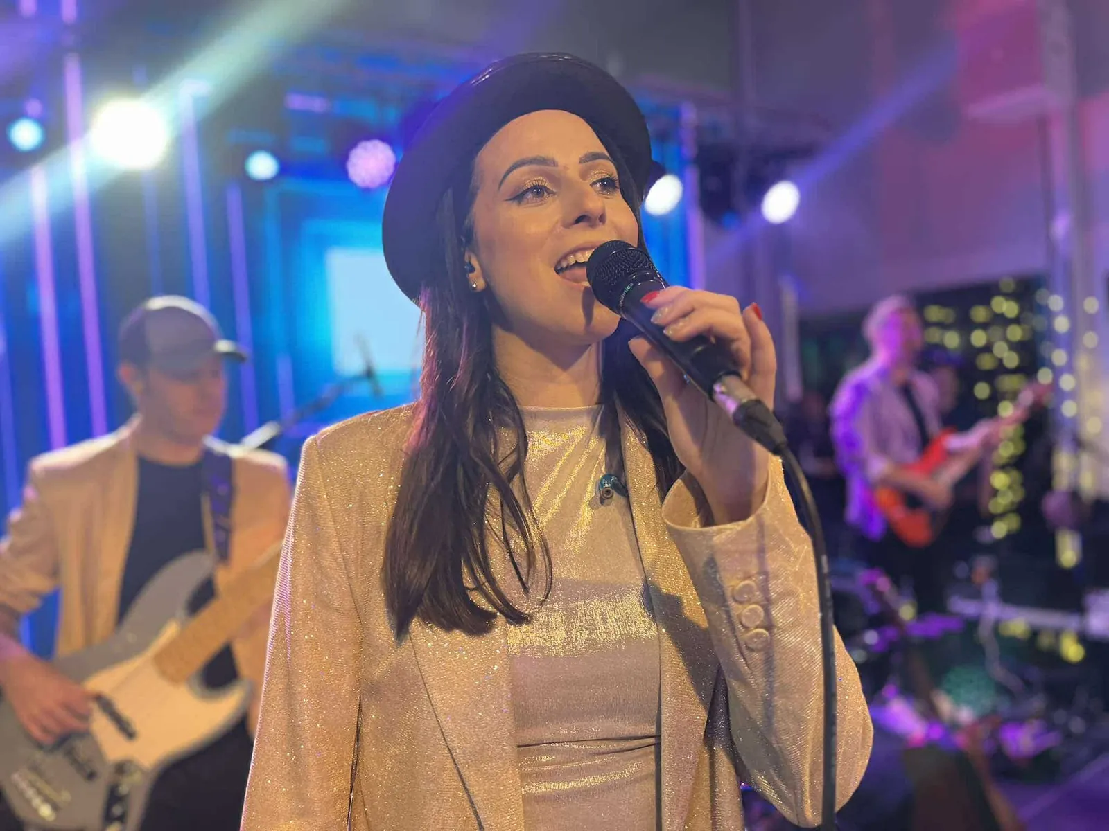 Vincze Fruzsina élő fellépése a Radio Live formációval egy céges rendezvényen